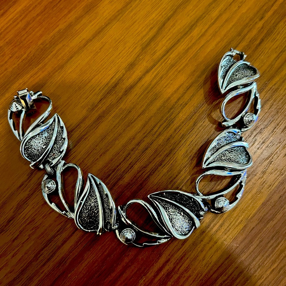 Sarah Coventry silver tone leaf bracelet